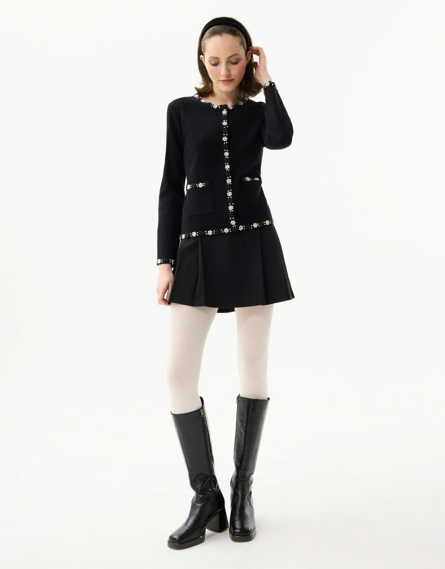 Cardigan à col perlé fleuri – noir ou écru