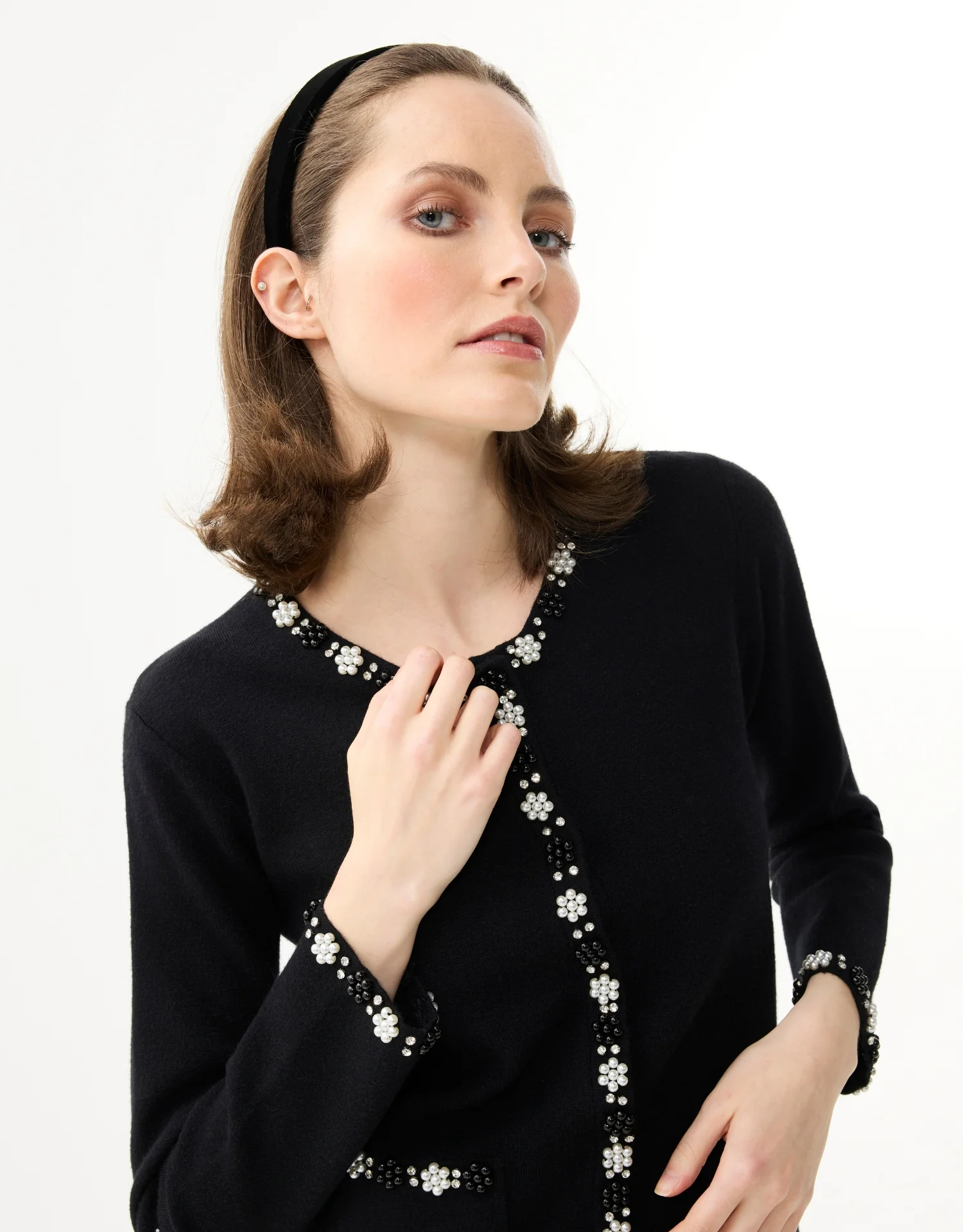 Cardigan à col perlé fleuri – noir ou écru - Image 2