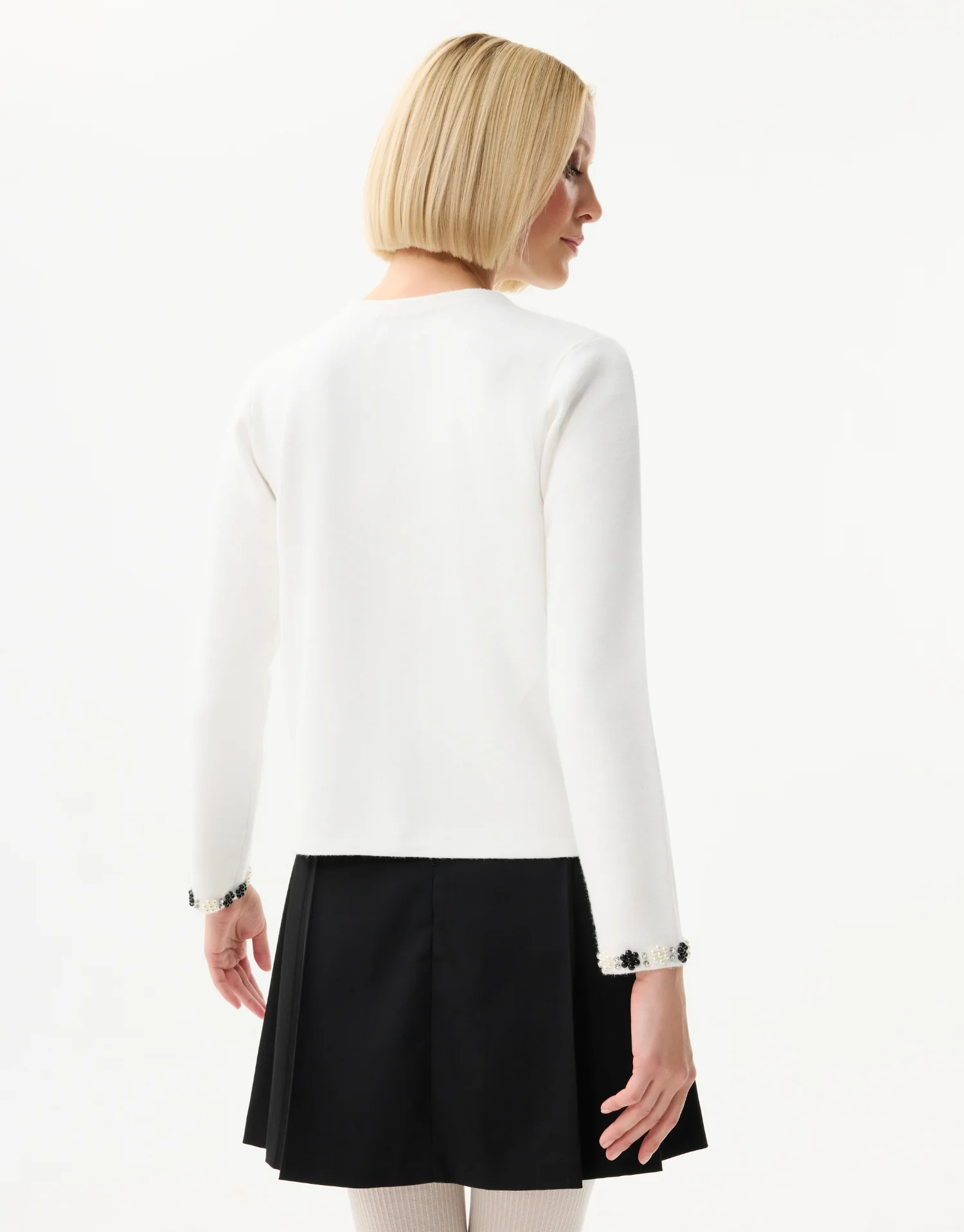 Cardigan à col perlé fleuri – noir ou écru - Image 7
