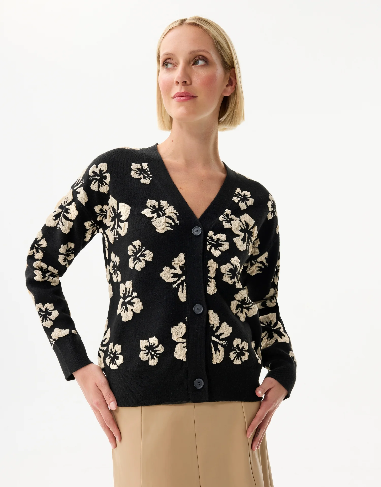 Cardigan Ă fleurs noir et beige - Image 2