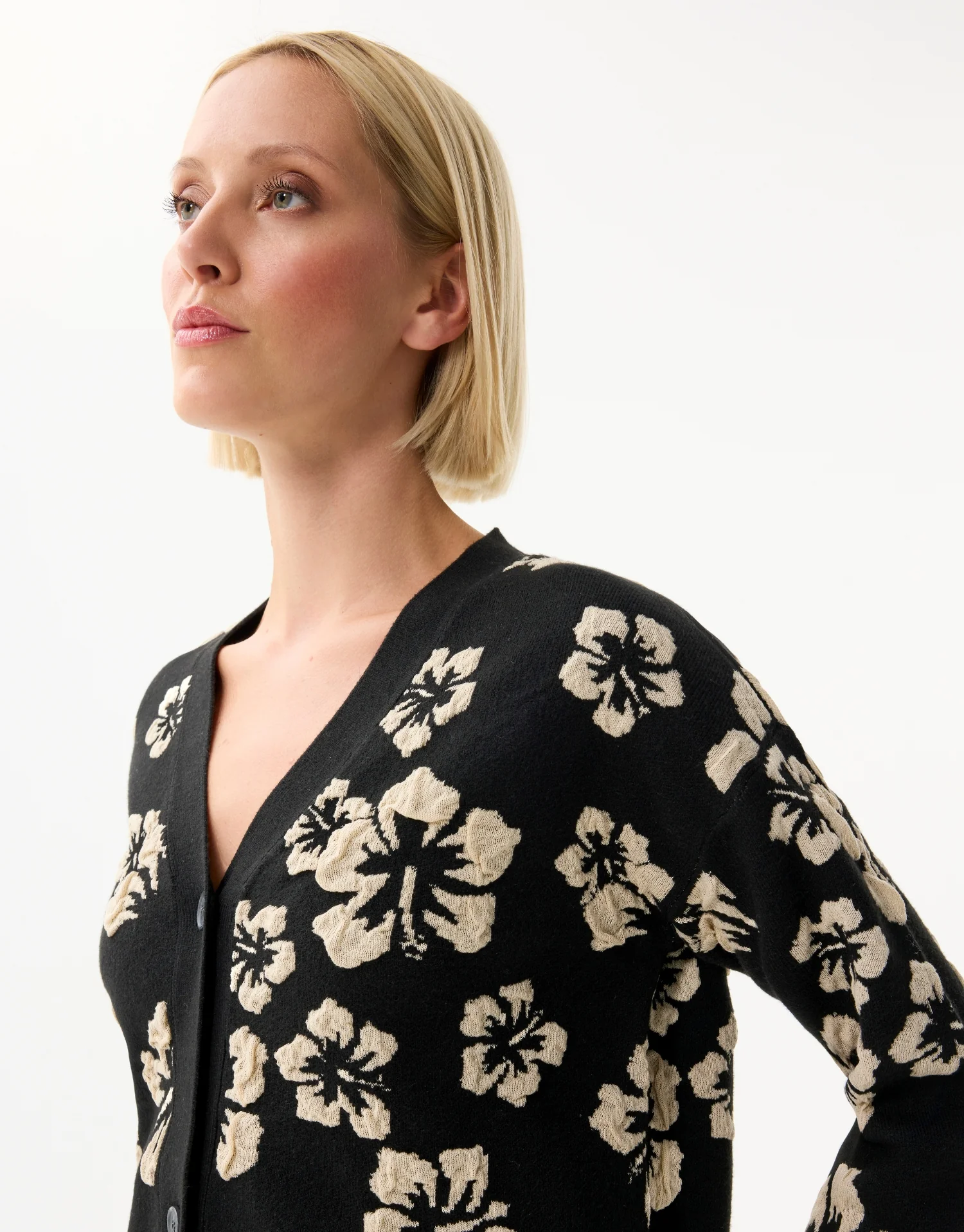 Cardigan Ă fleurs noir et beige - Image 3