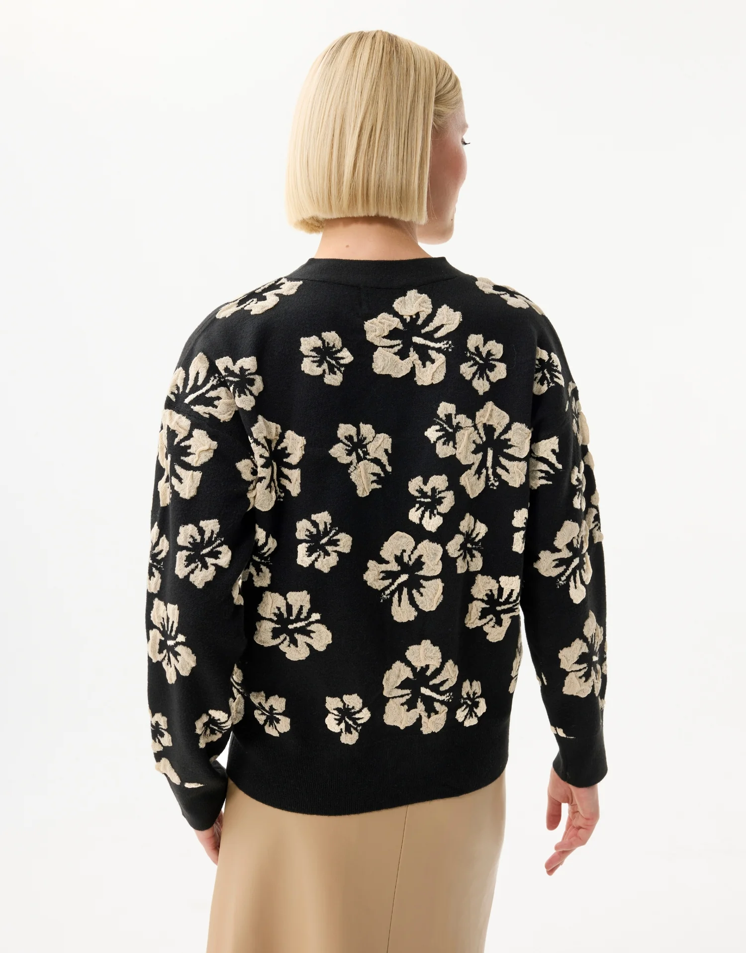 Cardigan Ă fleurs noir et beige - Image 4