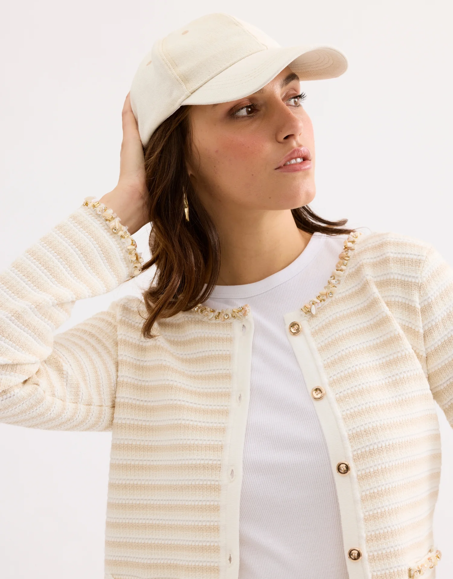 Cardigan rayé écru détails bijoux dorés - Image 3