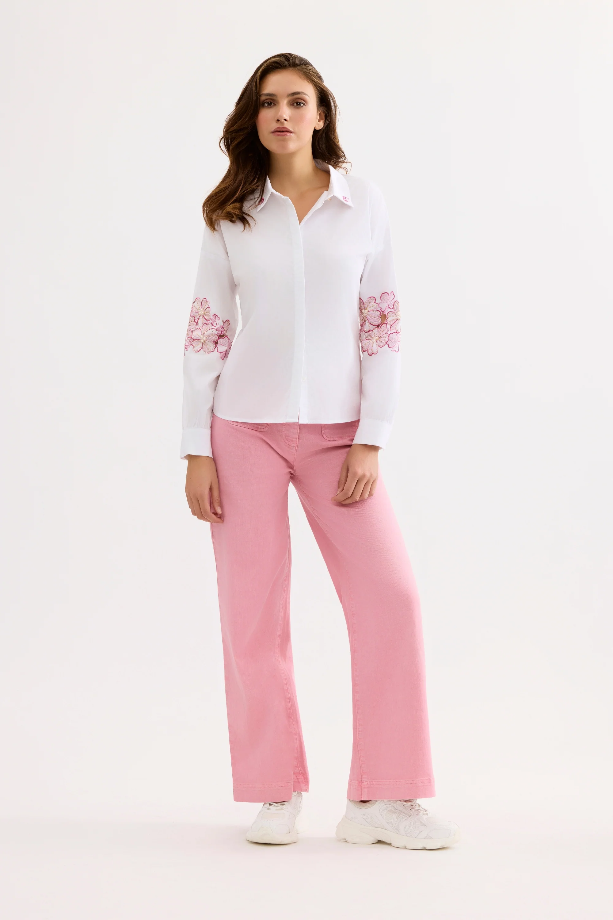 Chemise à broderies florales roses - Image 3