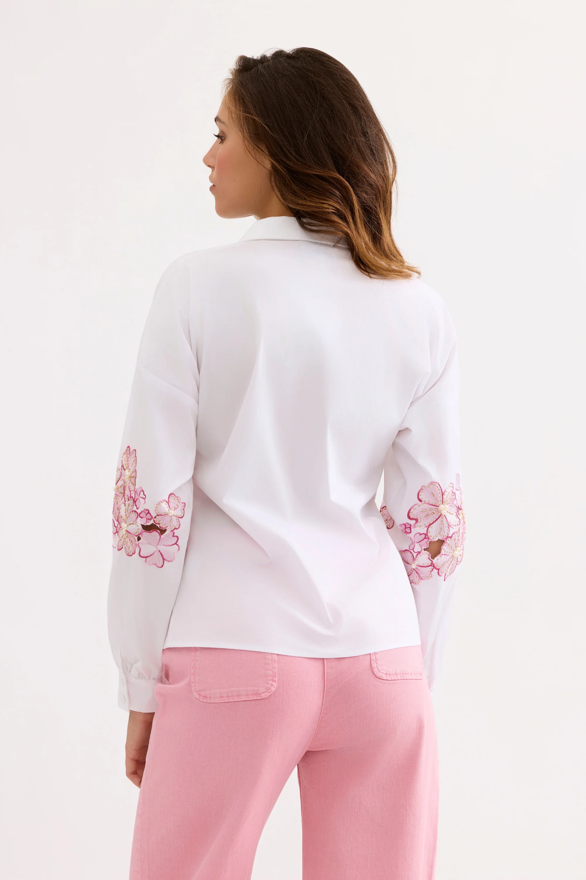 Chemise à broderies florales roses - Image 4