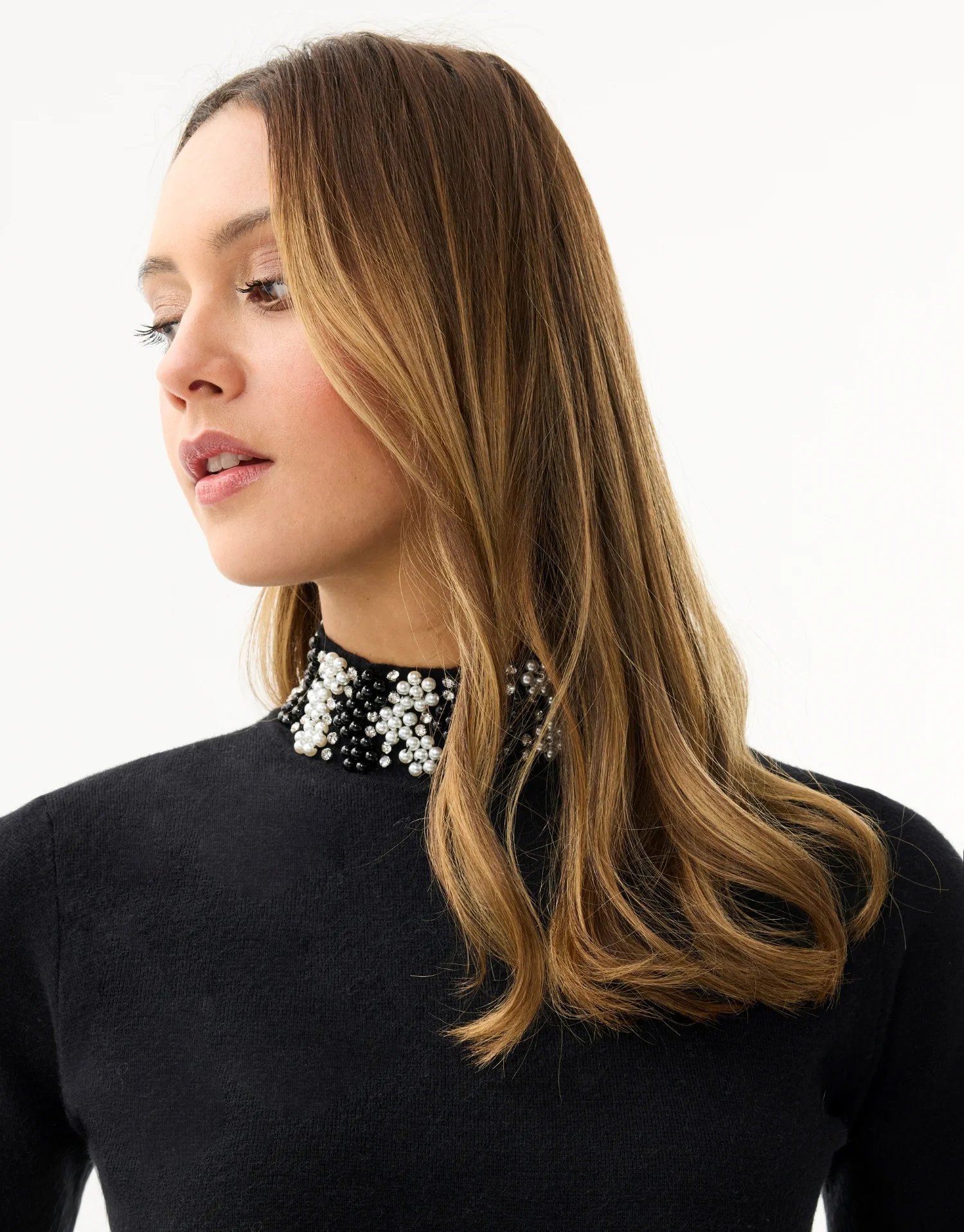 Pull à col et poignets fleuris – noir ou écru - Image 2