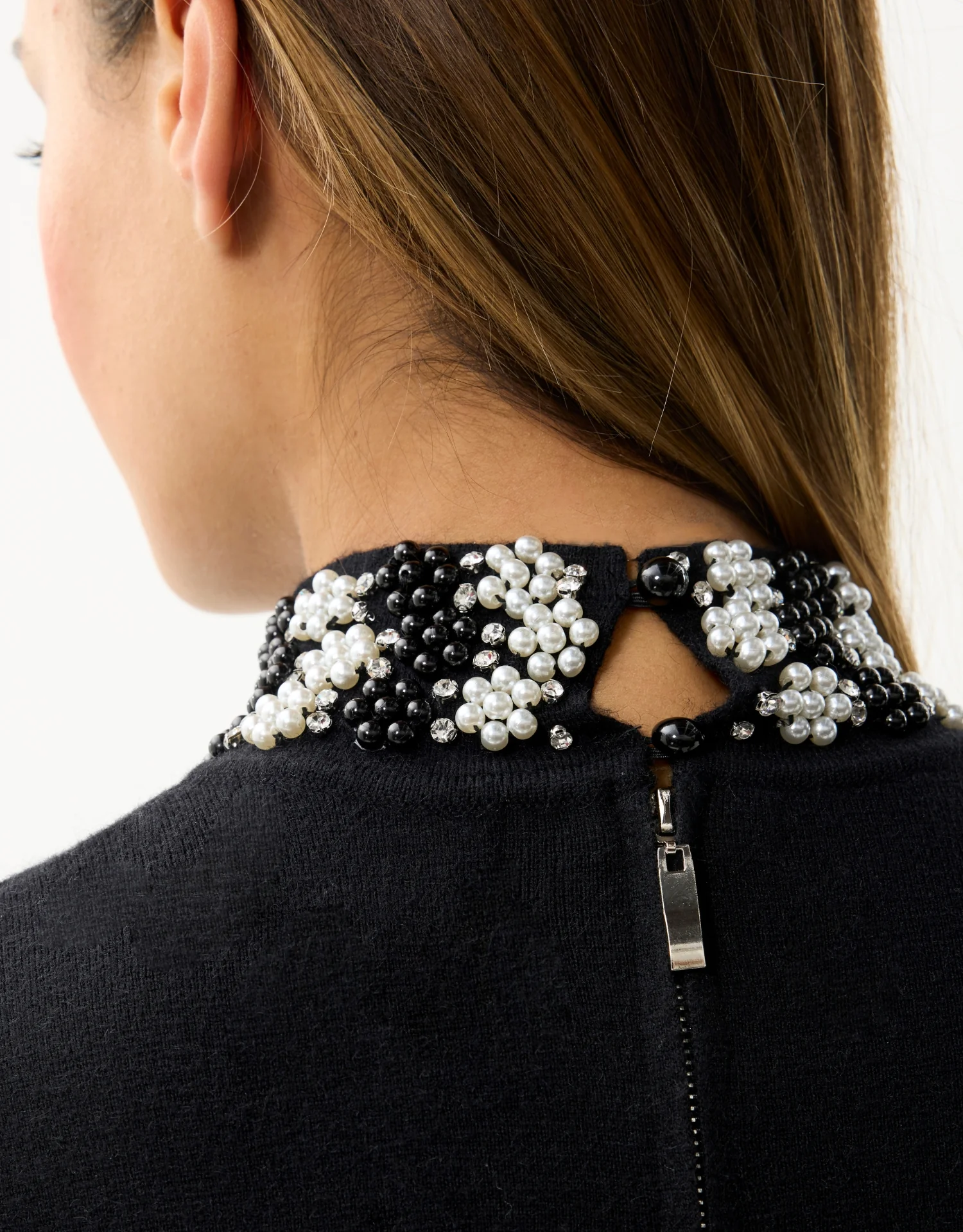 Pull à col et poignets fleuris – noir ou écru - Image 3