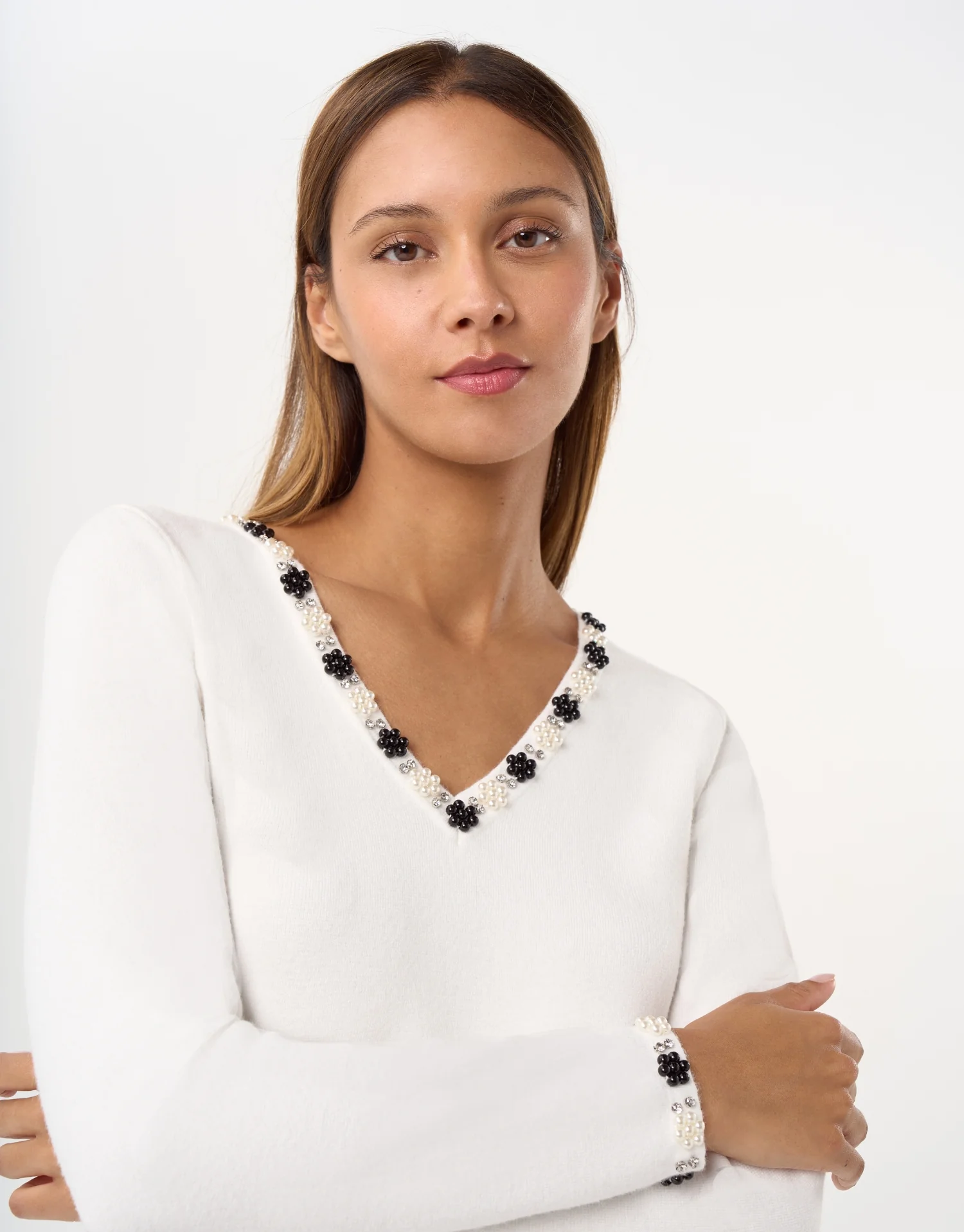 Pull à col V perlé fleuri – noir ou écru - Image 2