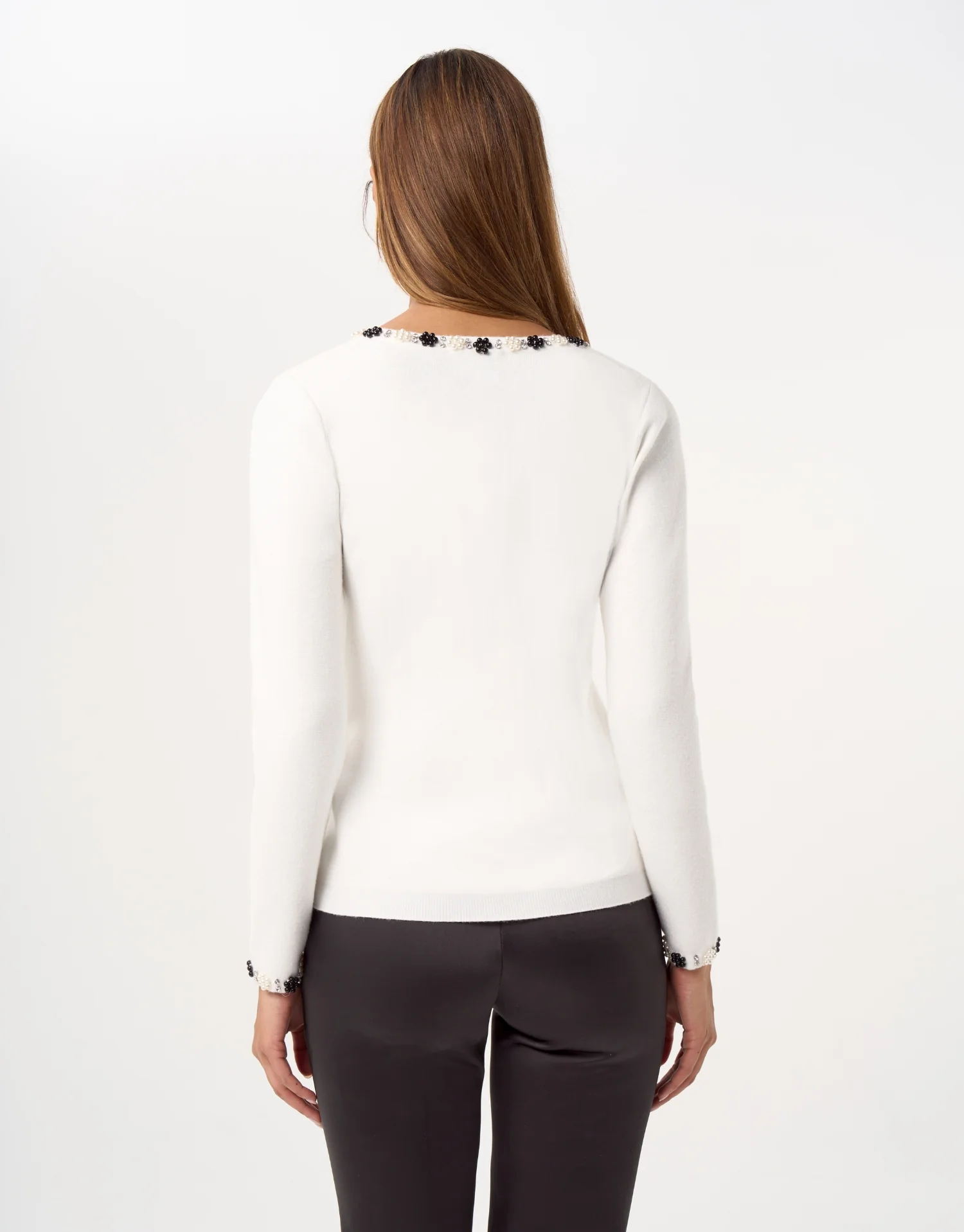 Pull à col V perlé fleuri – noir ou écru - Image 3
