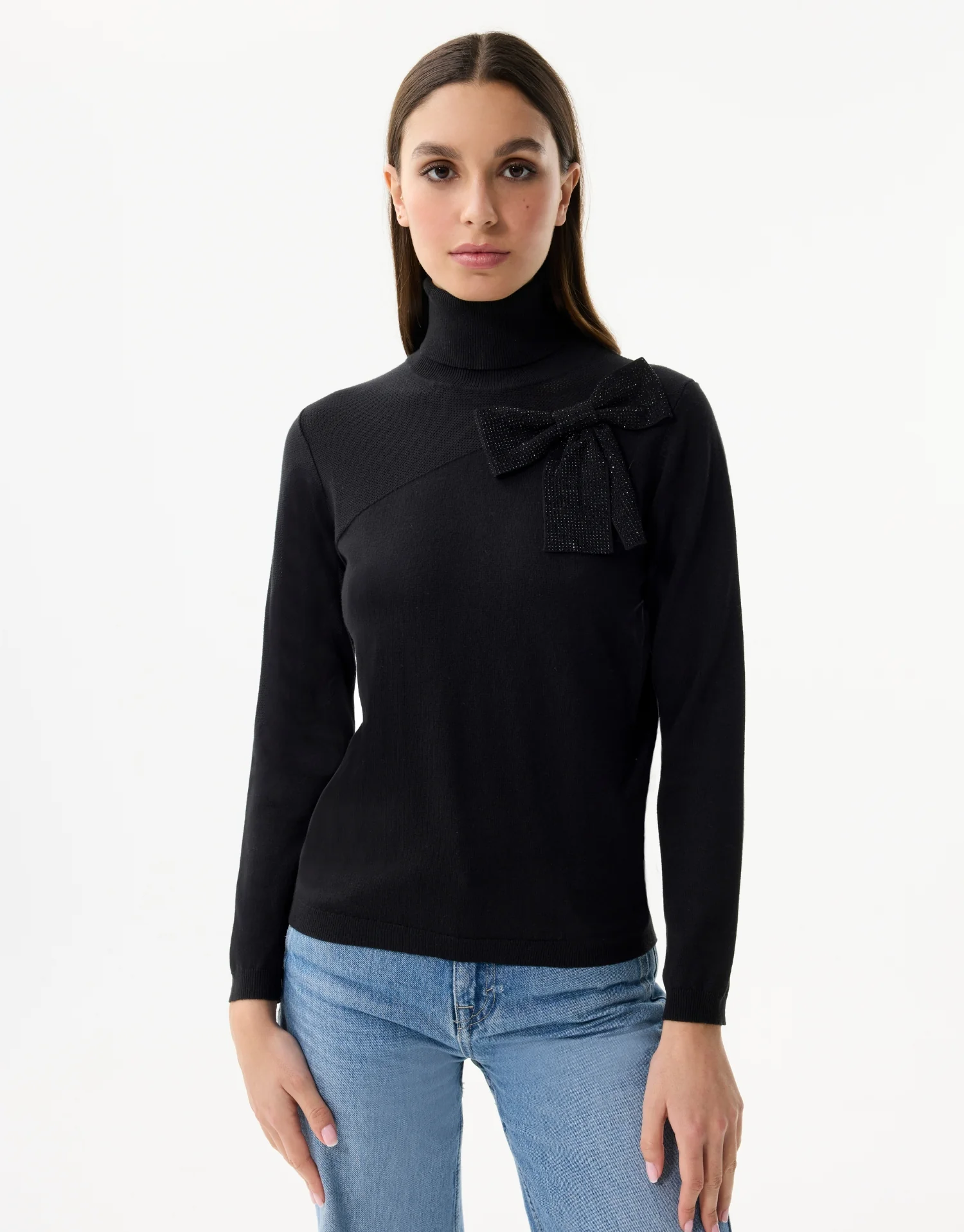 Pull col roulé avec nœud brodé
