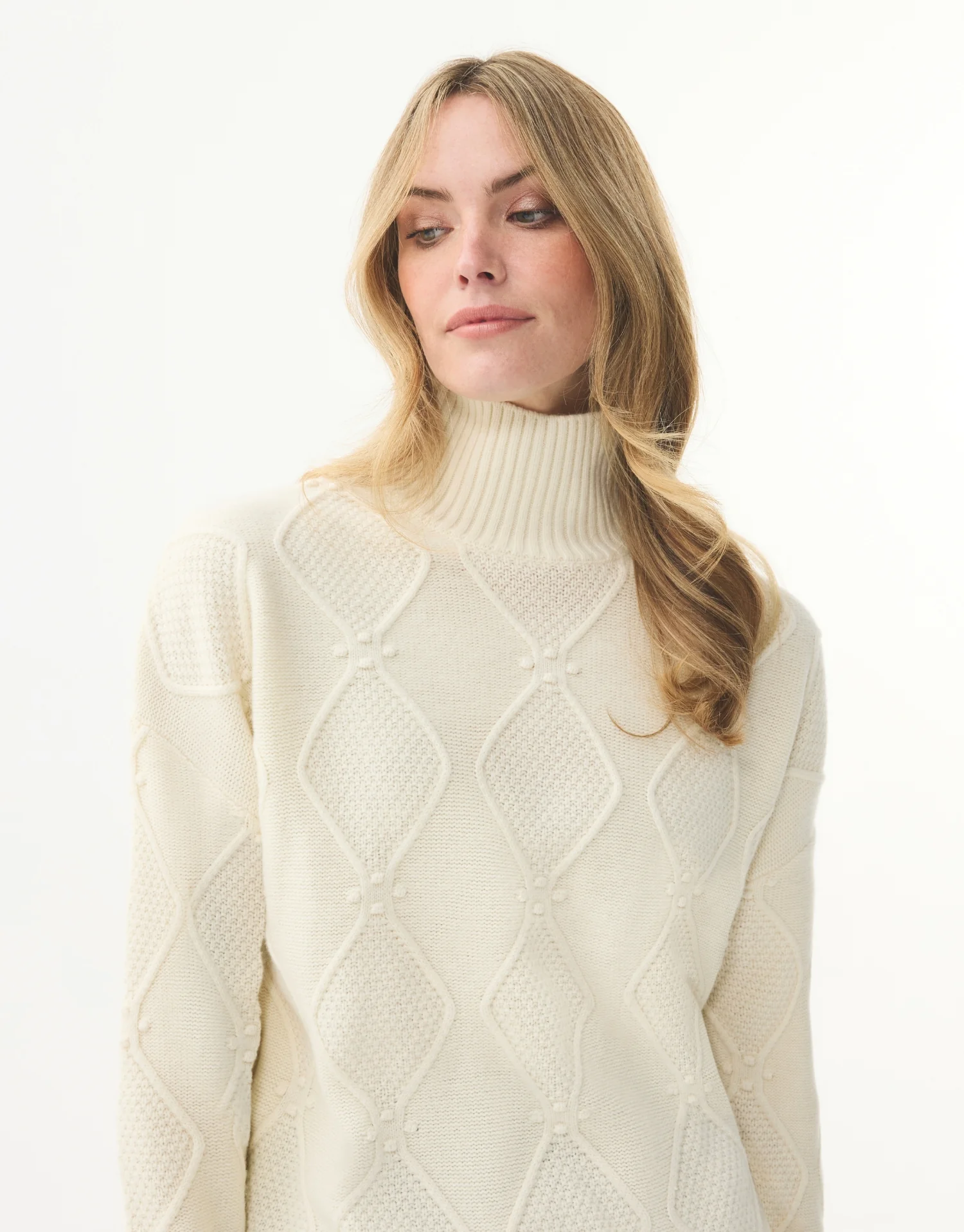 Pull écru à col montant et maille texturée