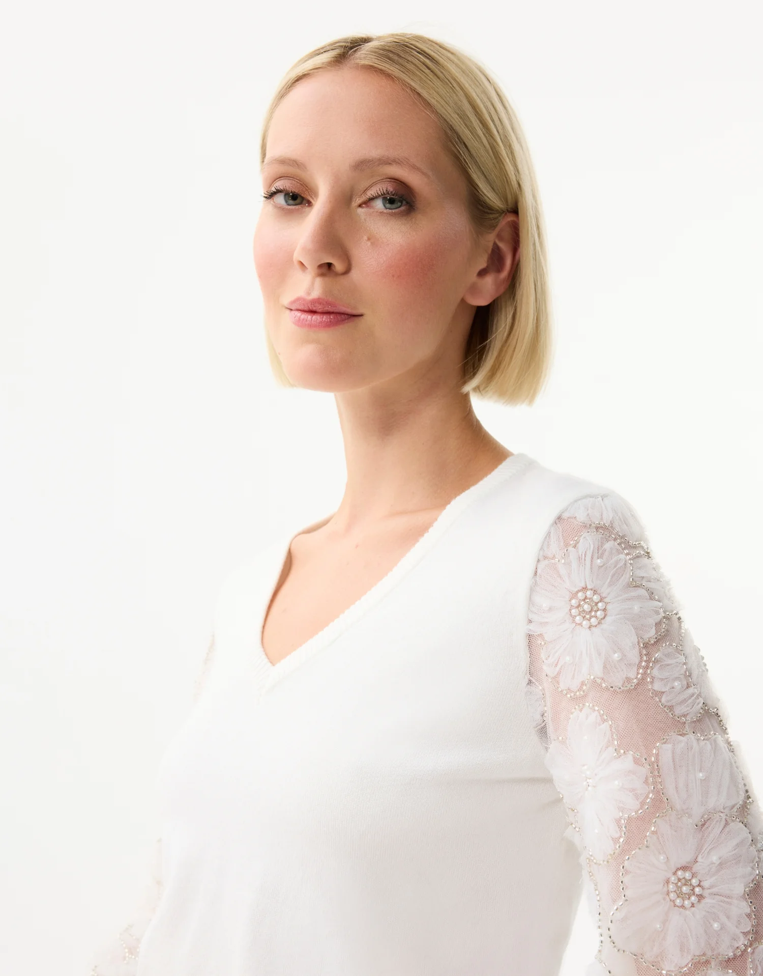 Pull en maille avec broderies florales