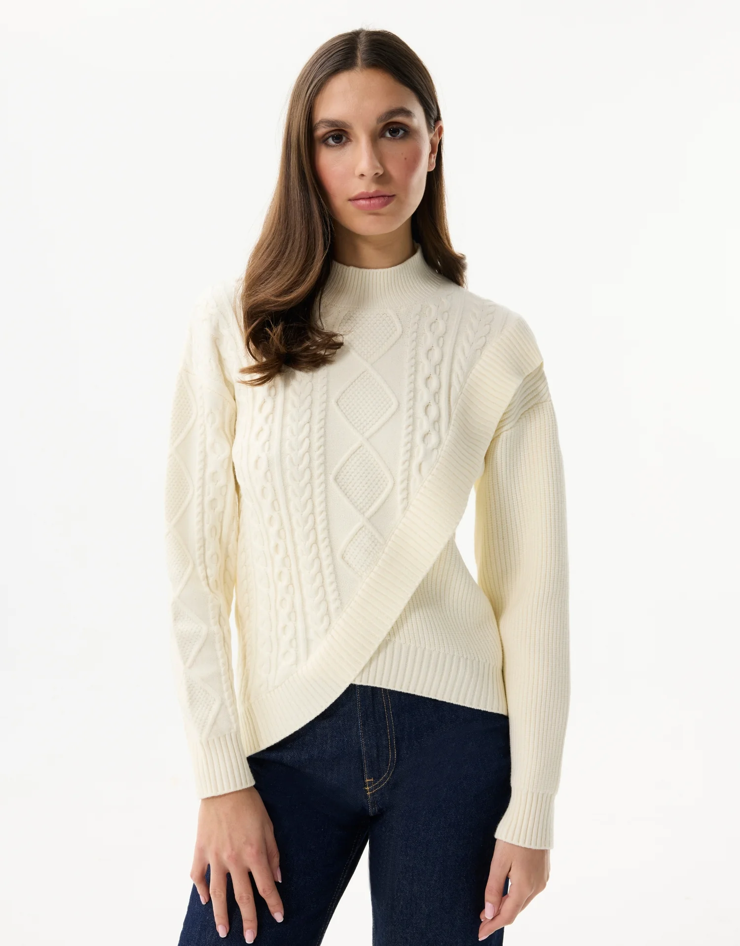 Pull en maille torsadée à coupe croisée