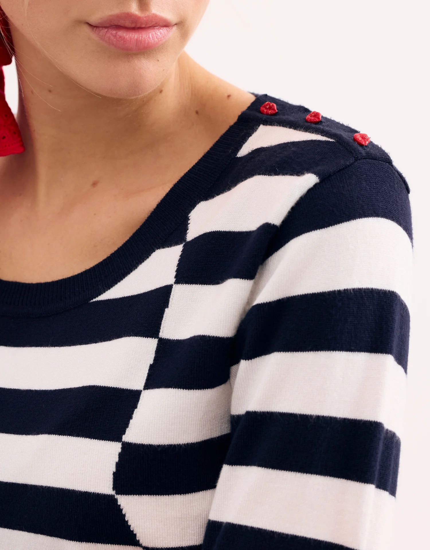 Pull marinière marine et blanc détail rouge - Image 3