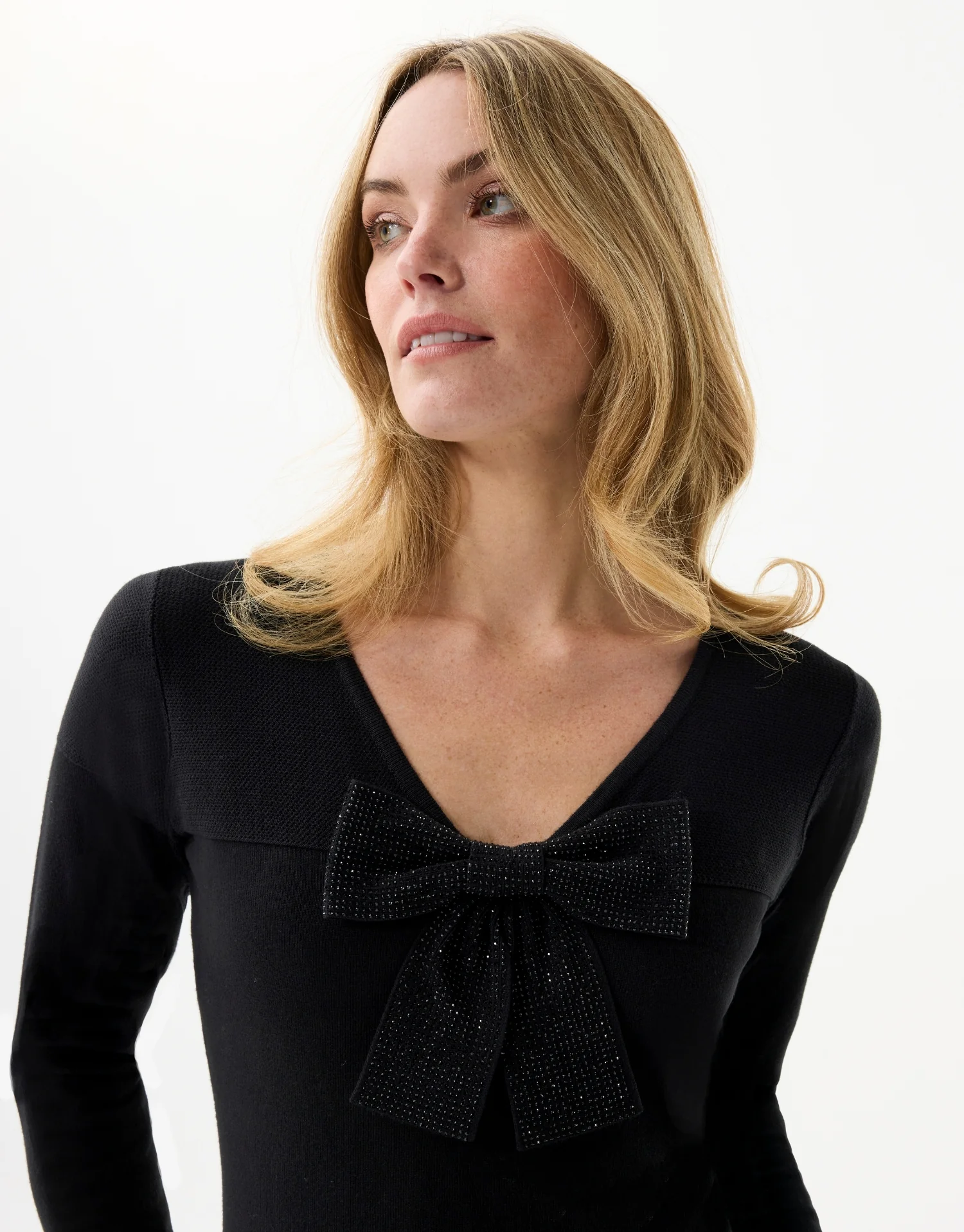 Pull noir avec nœud