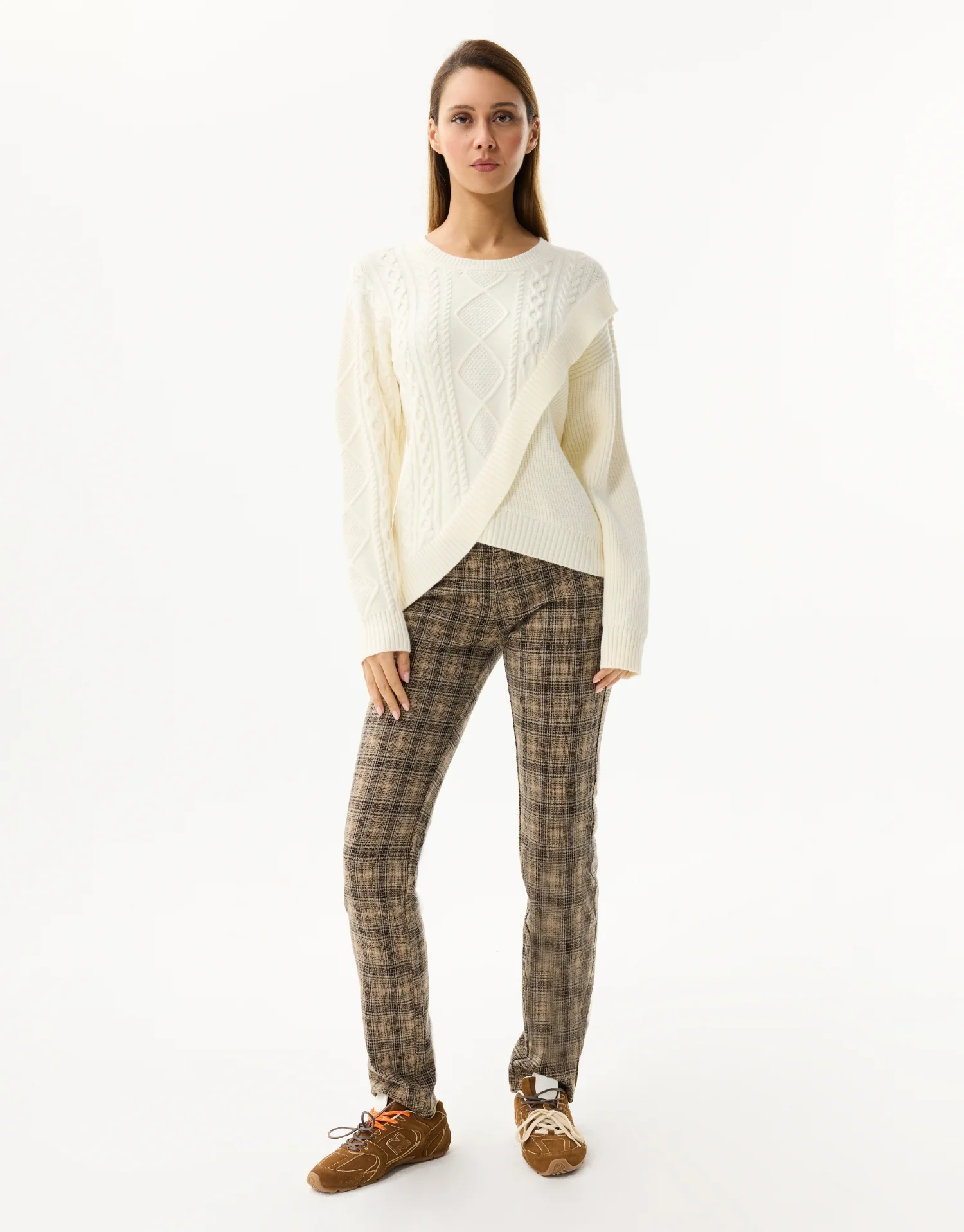 Pull torsadé à détails asymétriques