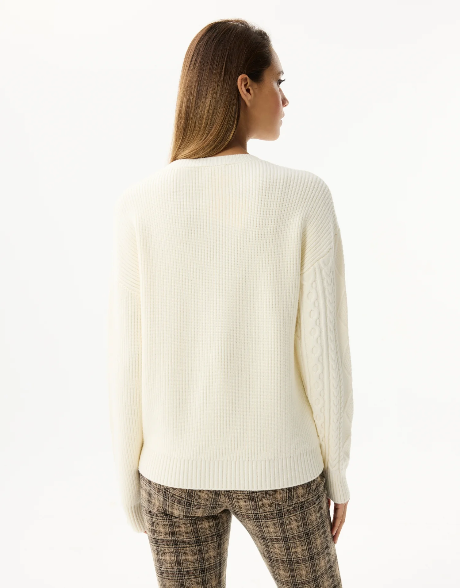 Pull torsadé à détails asymétriques - Image 3