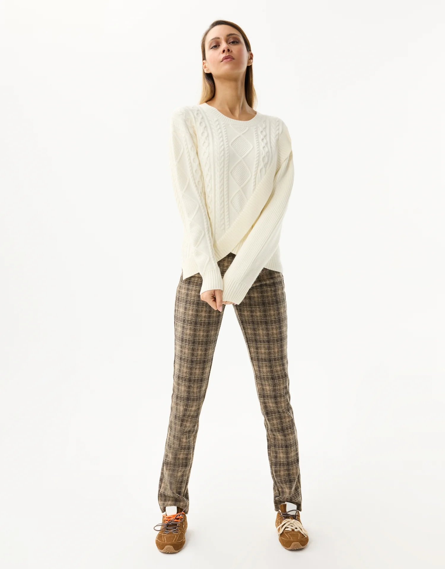 Pull torsadé à détails asymétriques - Image 4