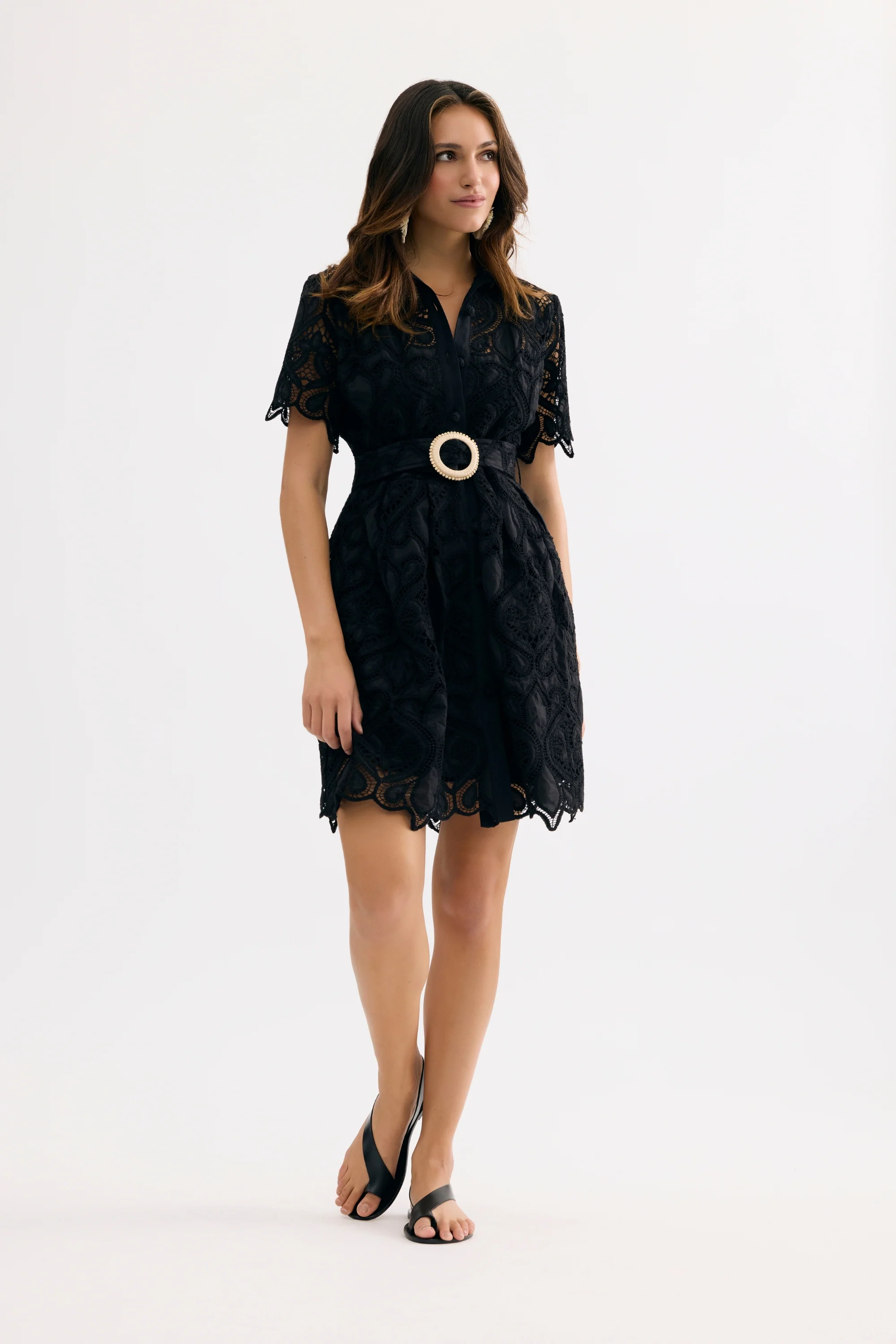 Robe courte en dentelle ceinturée - Image 4