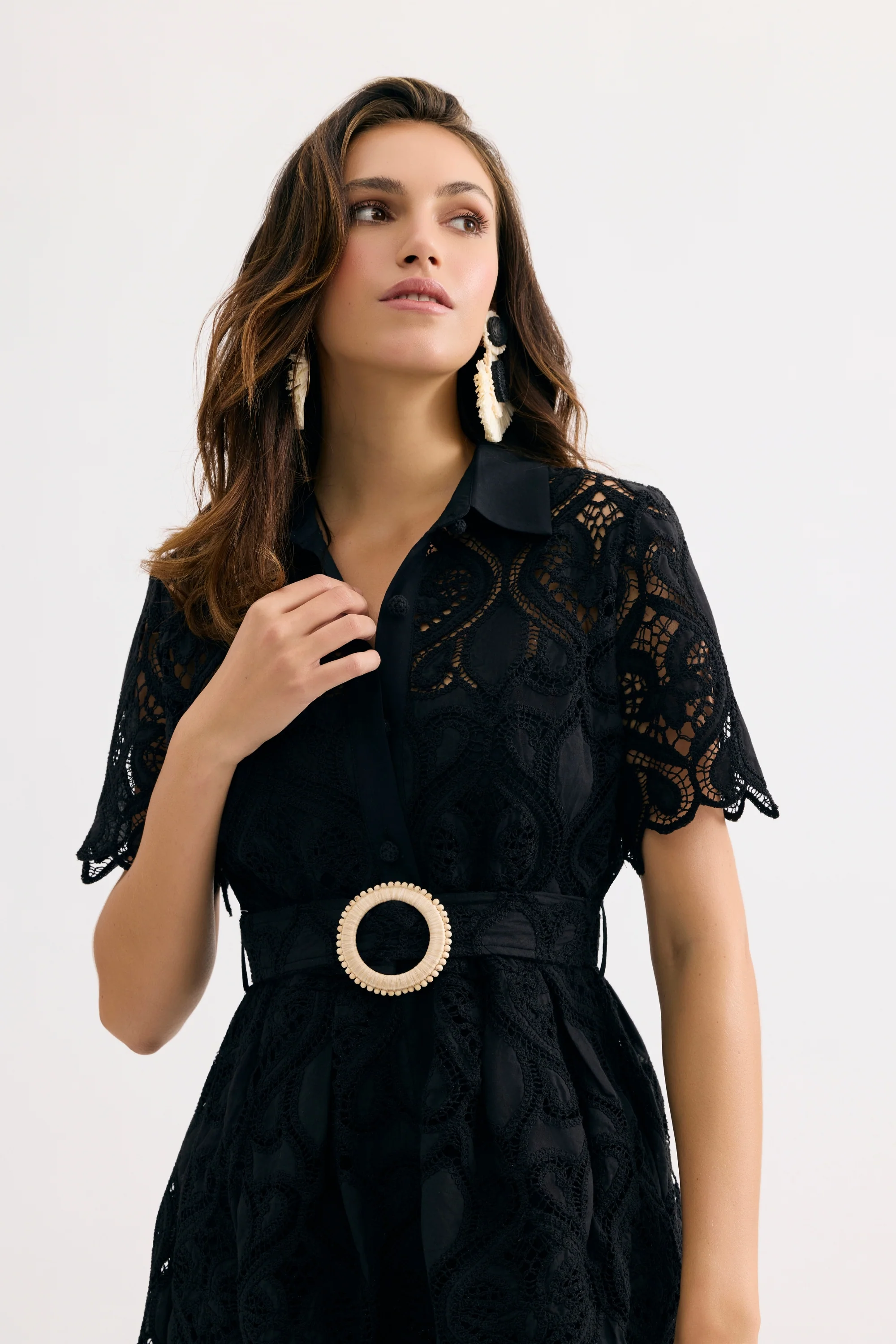 Robe courte en dentelle ceinturée - Image 5