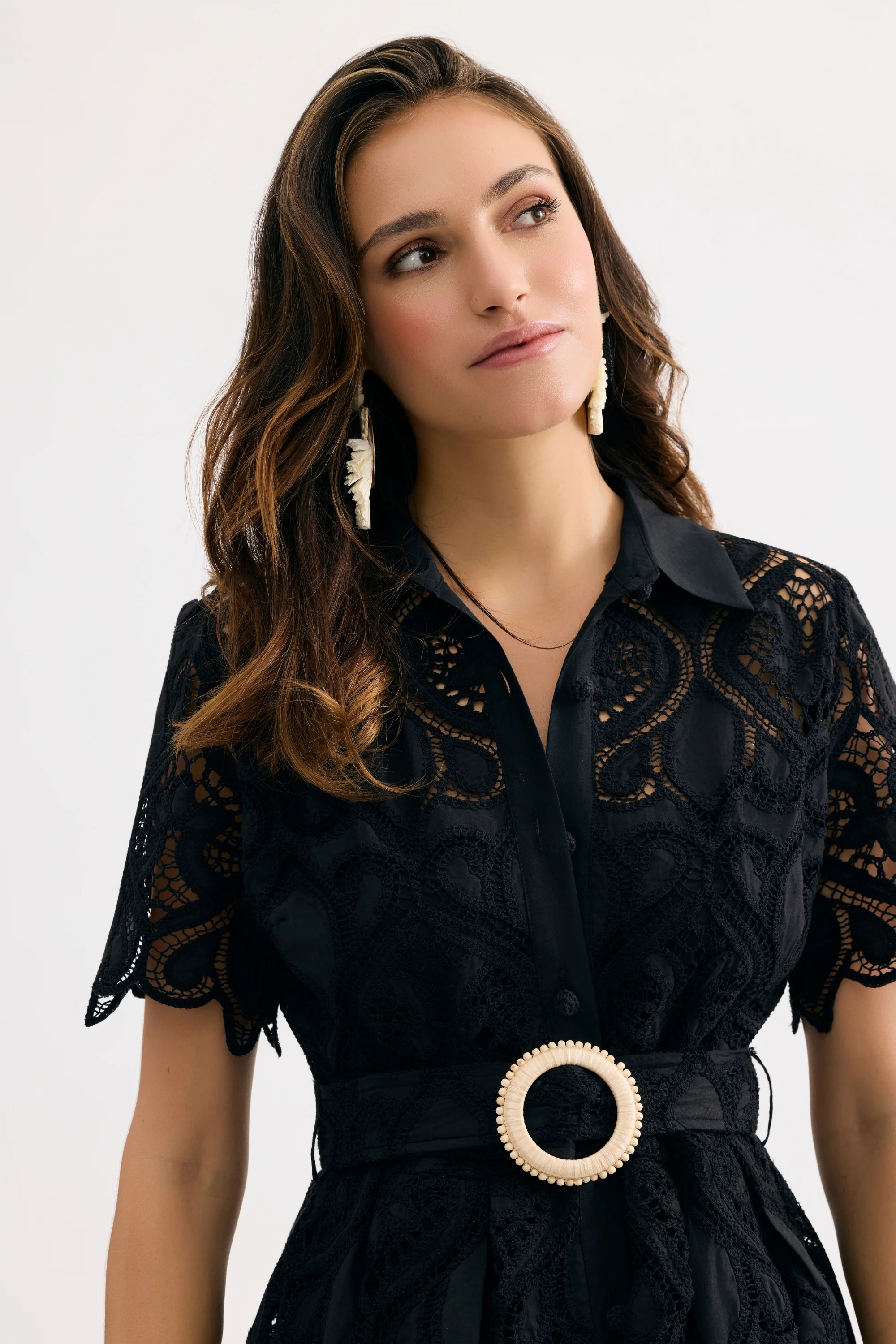 Robe courte en dentelle ceinturée - Image 7