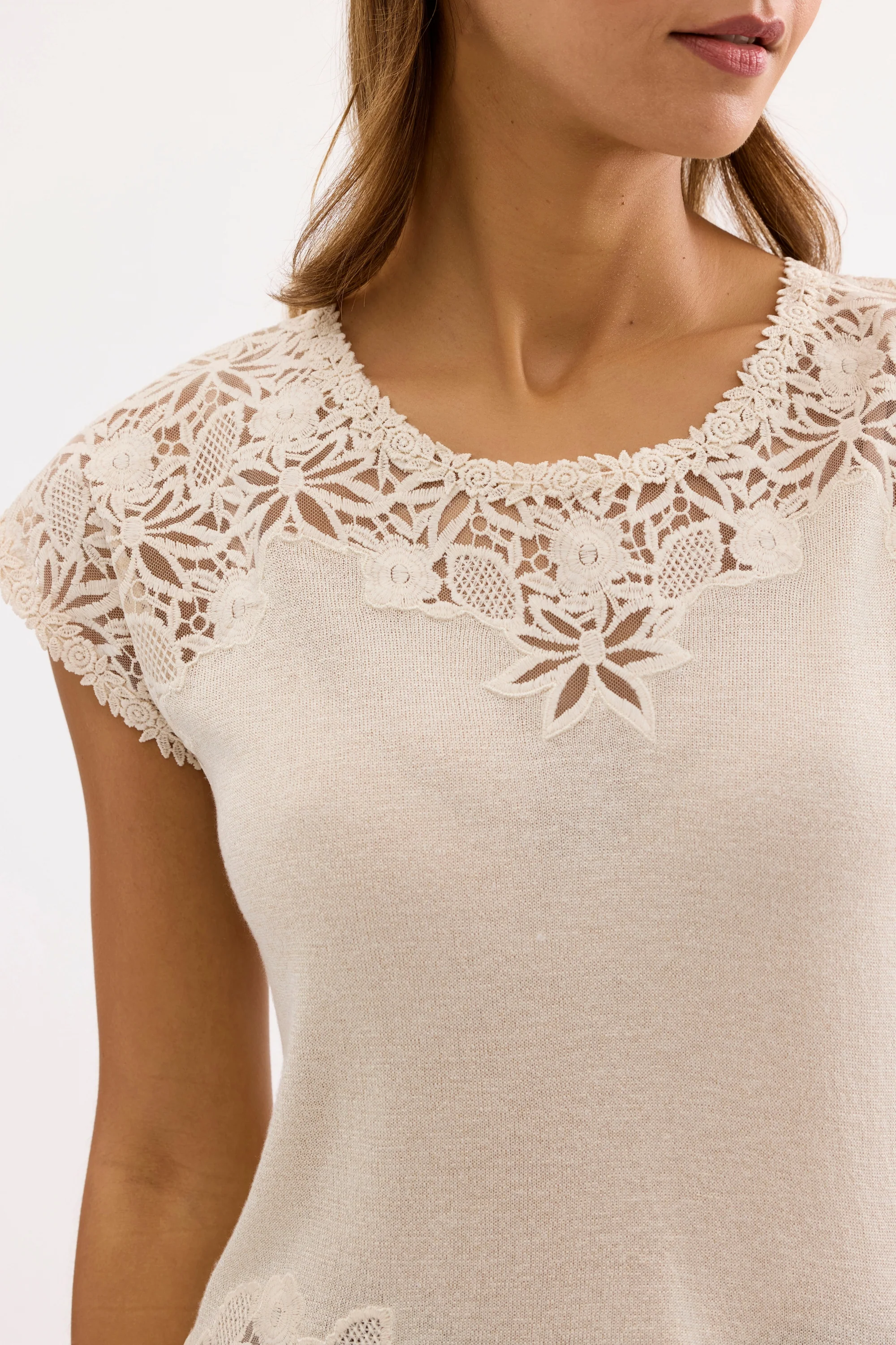 T-shirt beige dentelle florale - Image 2