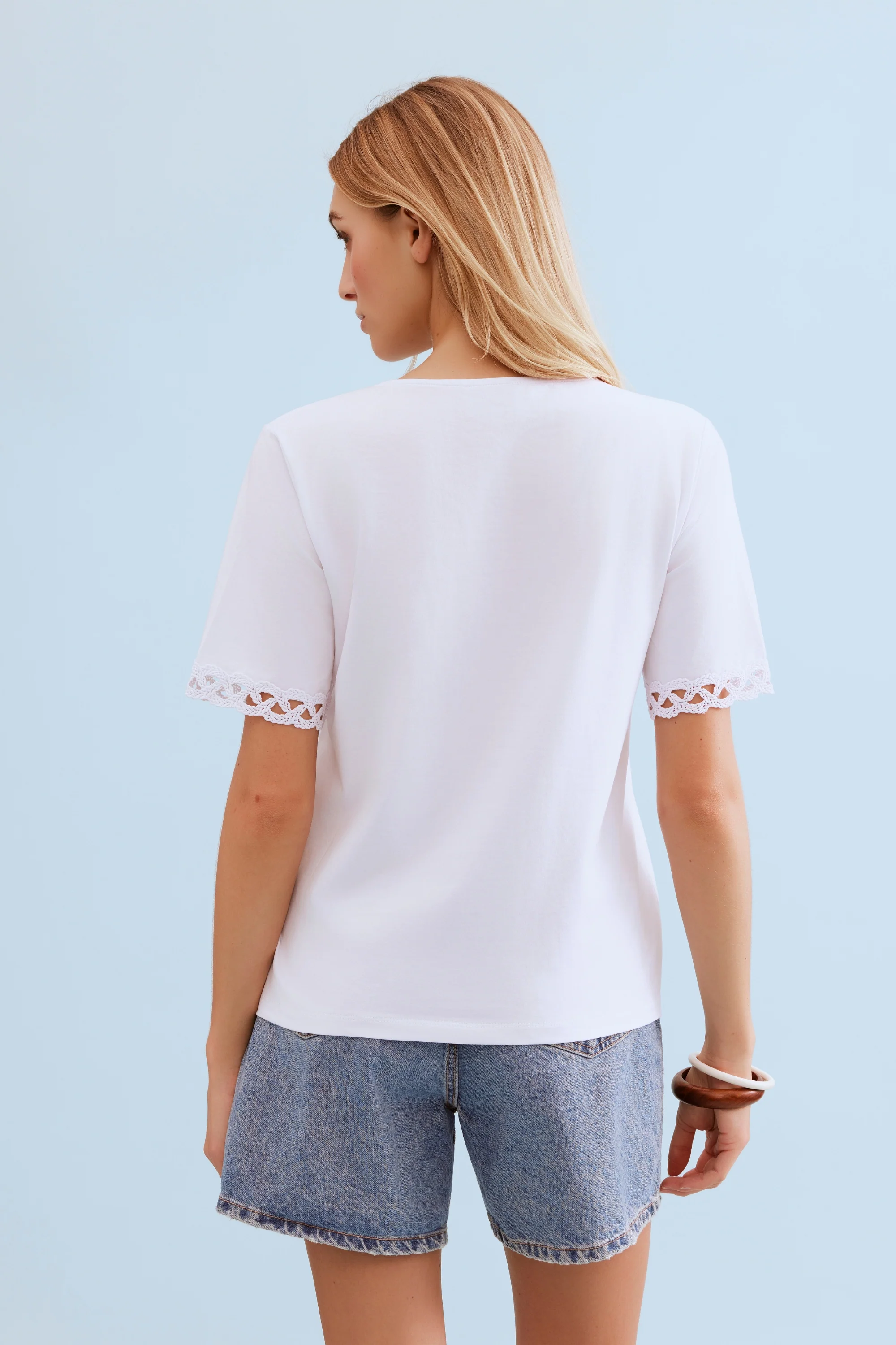 T-shirt col V détails dentelle - Image 12