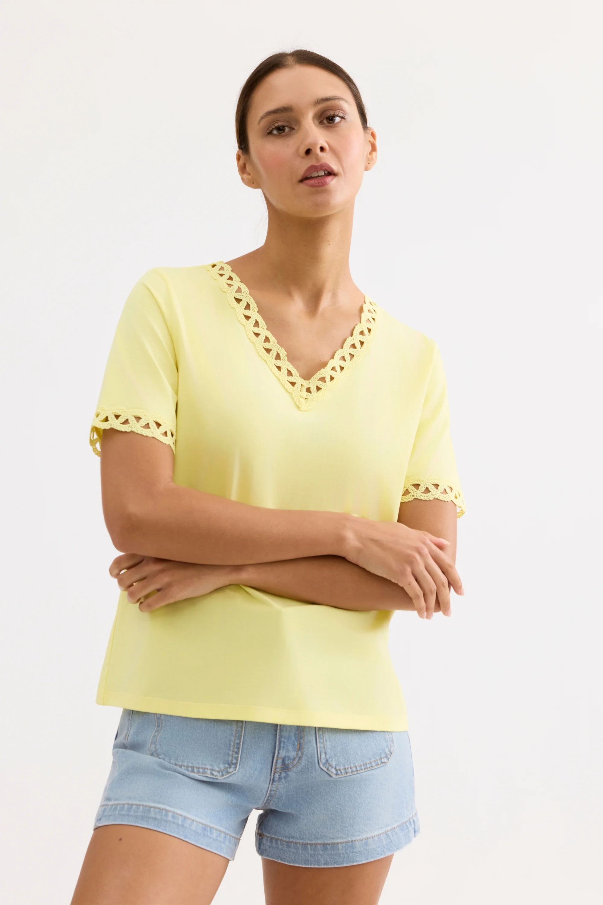 T-shirt col V détails dentelle - Image 13