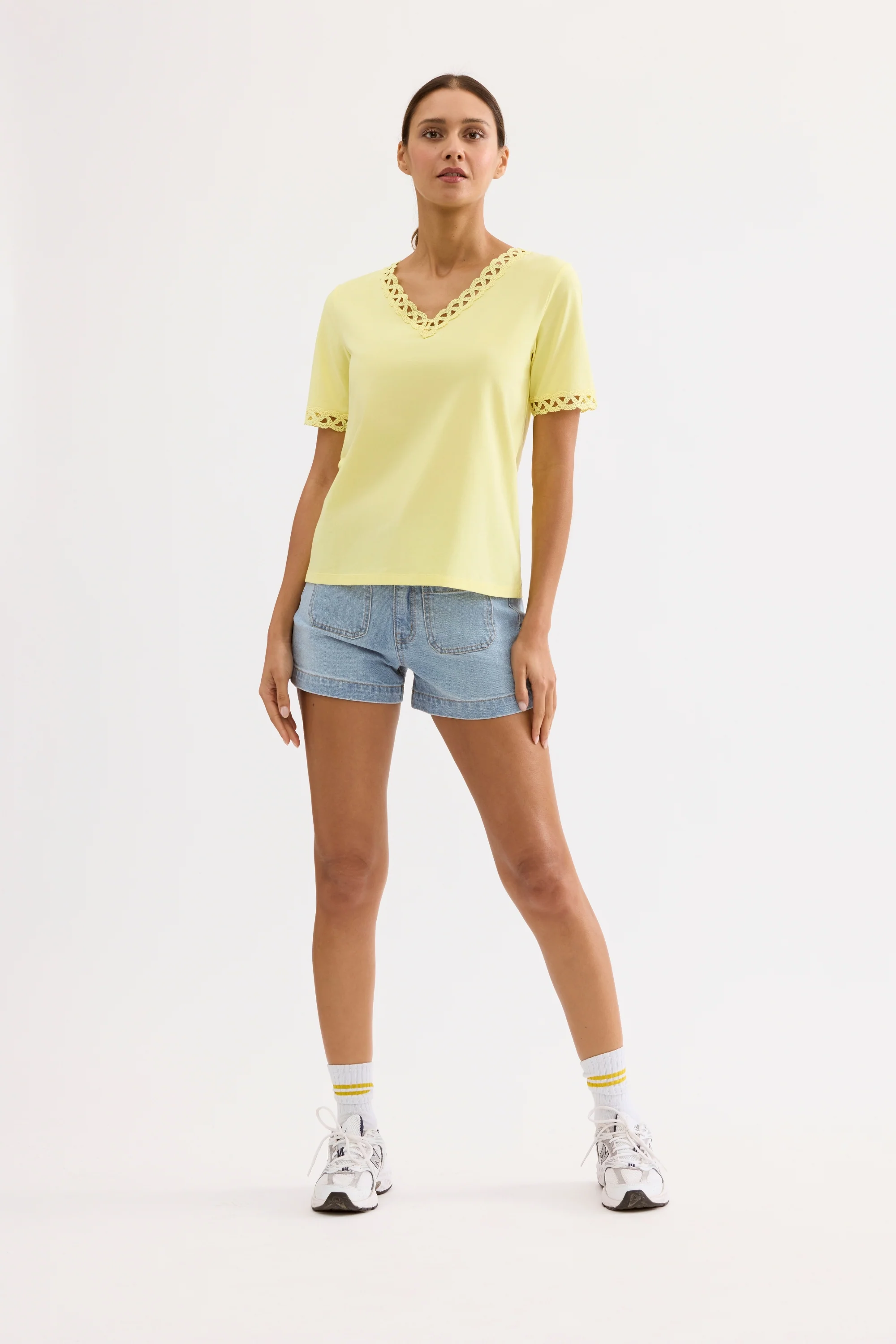 T-shirt col V détails dentelle - Image 14