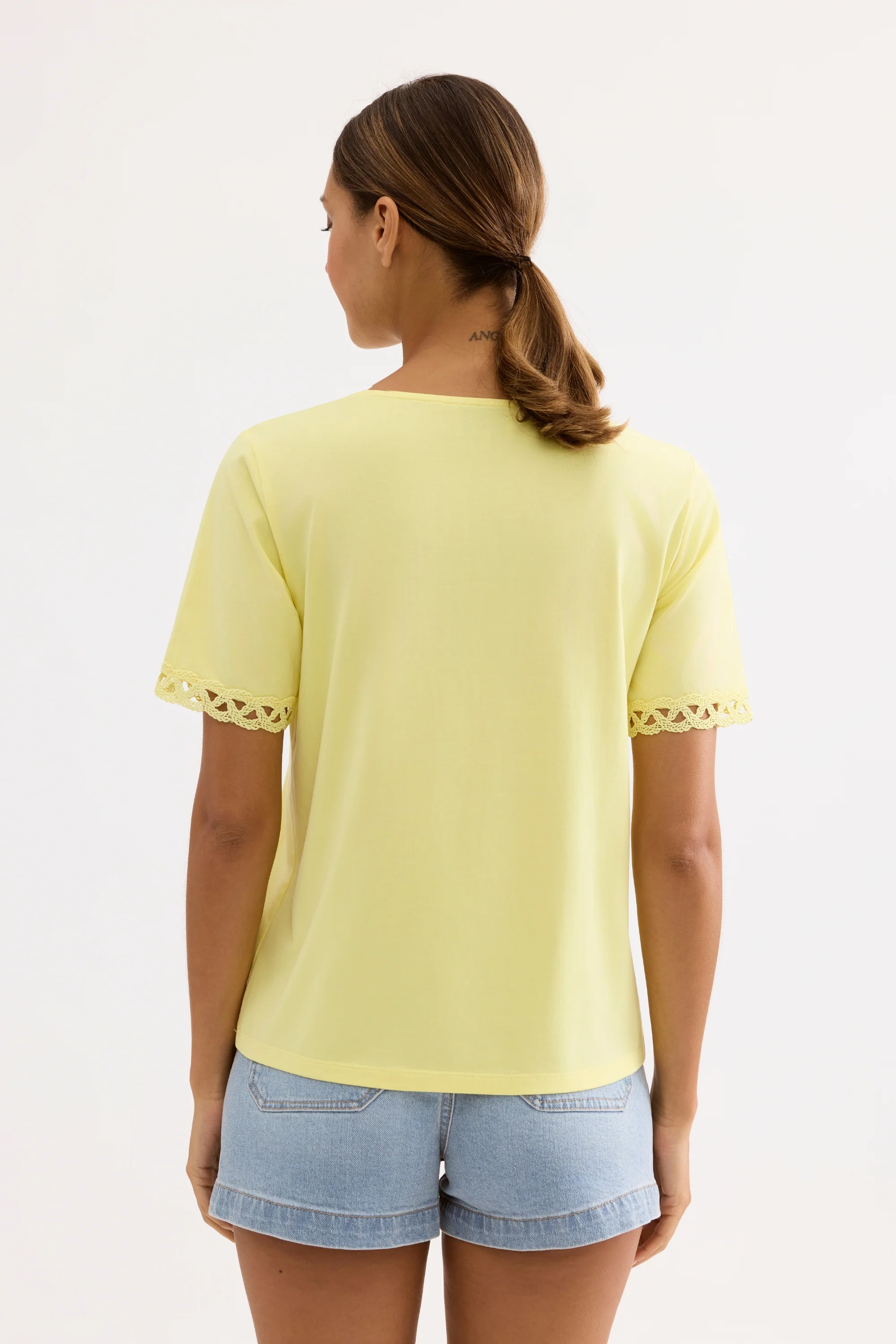 T-shirt col V détails dentelle - Image 15