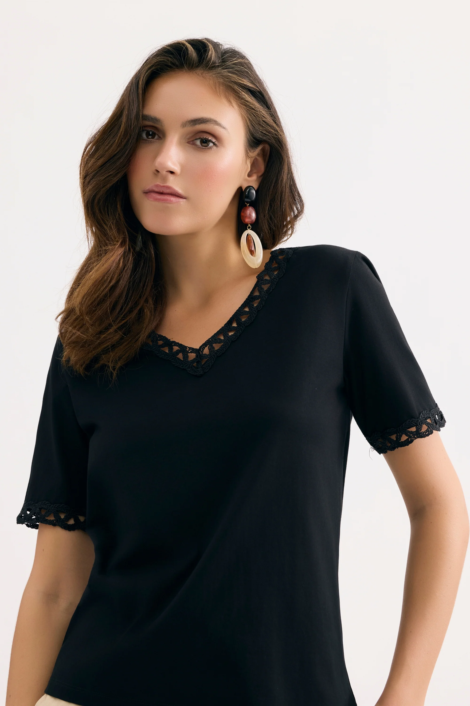 T-shirt col V détails dentelle - Image 2