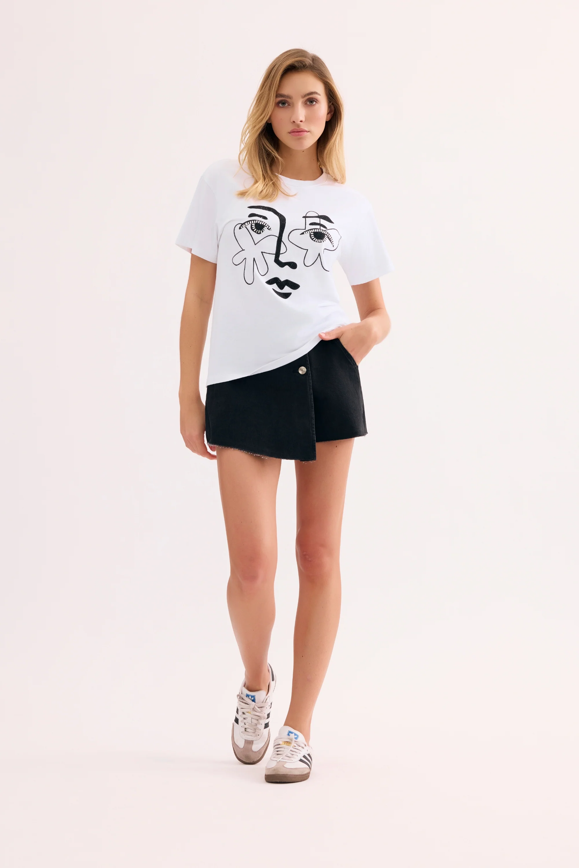 T-shirt visage graphique noir - Image 3