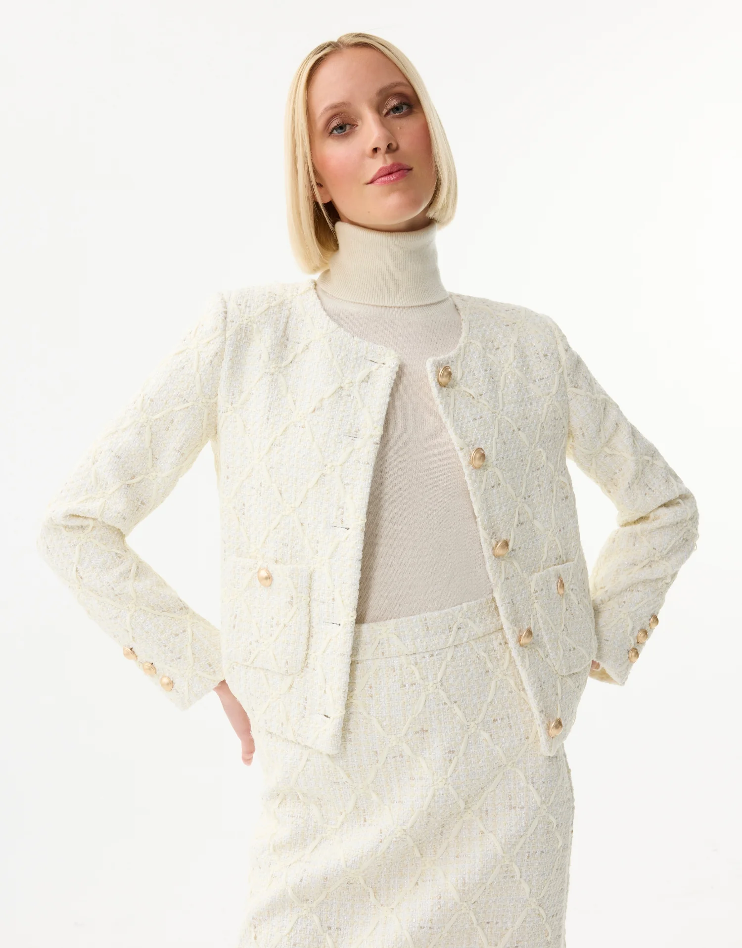 Veste courte structurée à boutons dorés - Image 5
