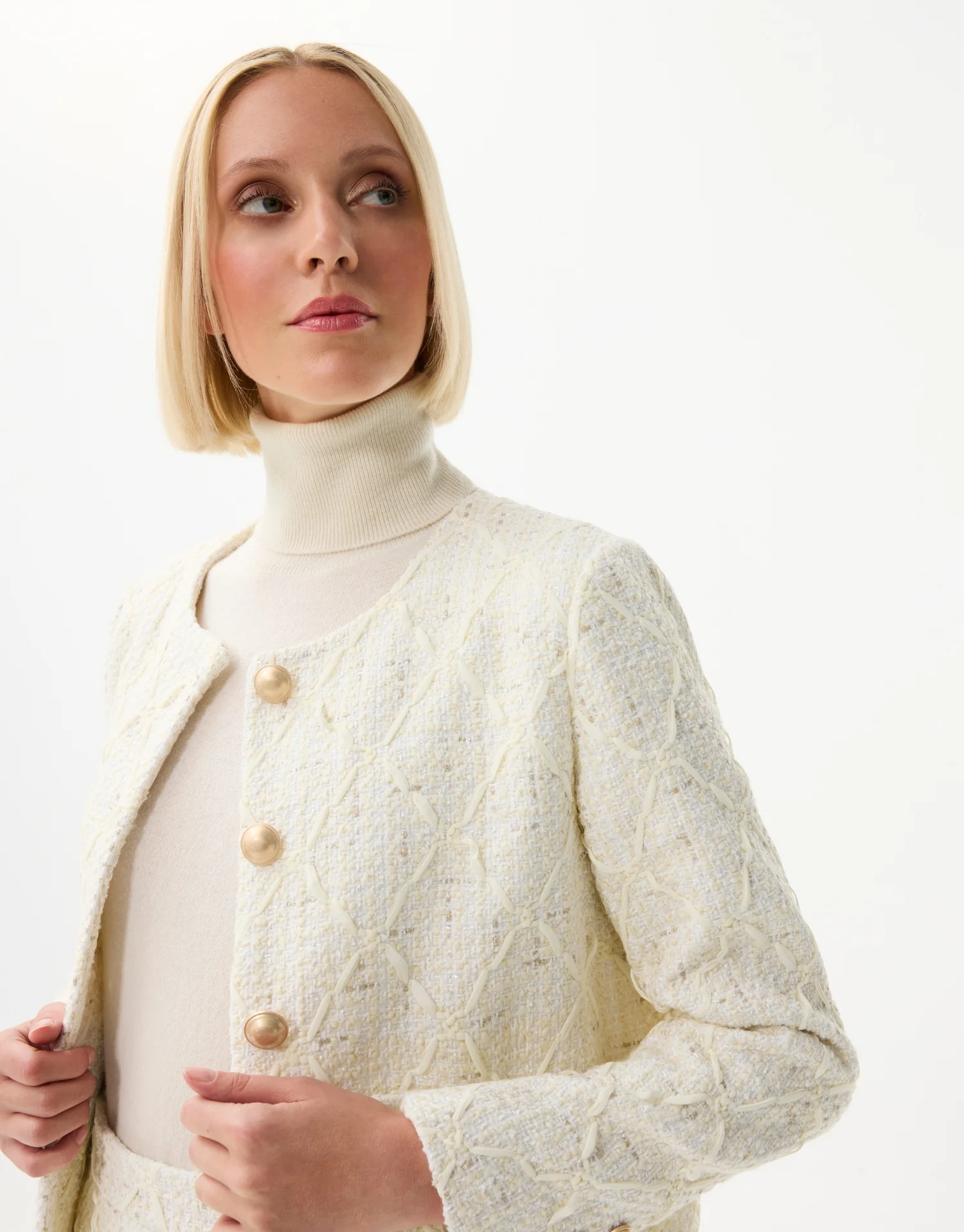 Veste courte structurée à boutons dorés - Image 6